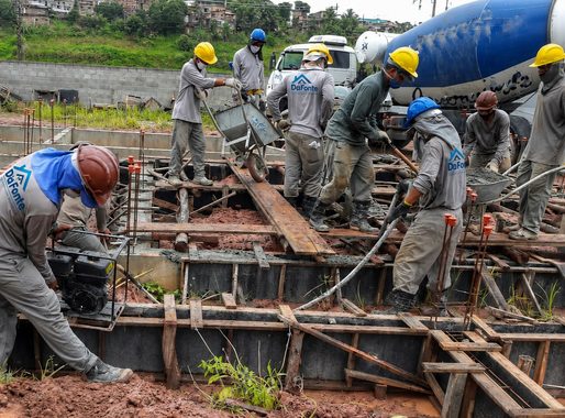 Equipe da Da Fonte Construções e Reformas concretando estrutura em obra