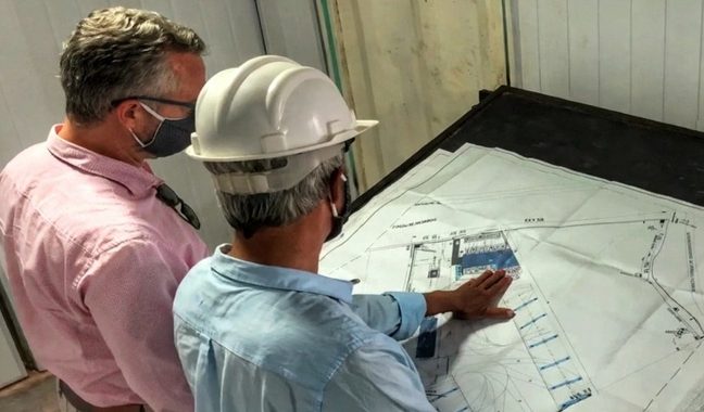 Engenheiro Flávio Da Fonte analisando projeto técnico em obra