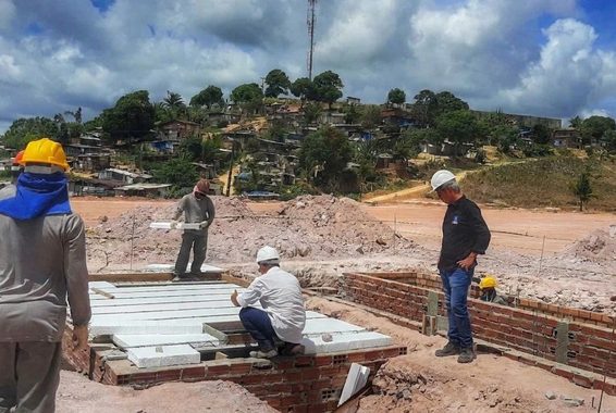 Equipe da Da Fonte Construções e Reformas em execução de fundação
