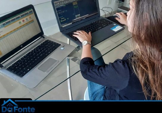 Equipe técnica da Da Fonte Construções e Reformas no escritório