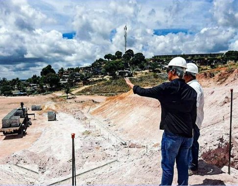 Vistoria técnica de terreno pela equipe da Da Fonte Construções e Reformas