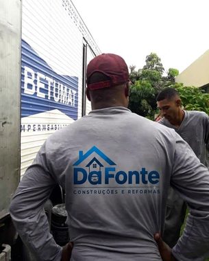 Recebimento de material de impermeabilização pela equipe da Da Fonte Construções e Reformas