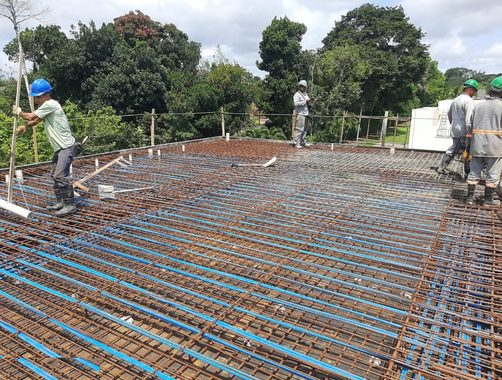 Equipe da Da Fonte Construções e Reformas armando laje de concreto